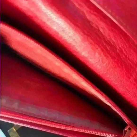 Gorgeous Chanel red leather bi fold wallet. Condition is rare, comes with box - Picture 4 of 12